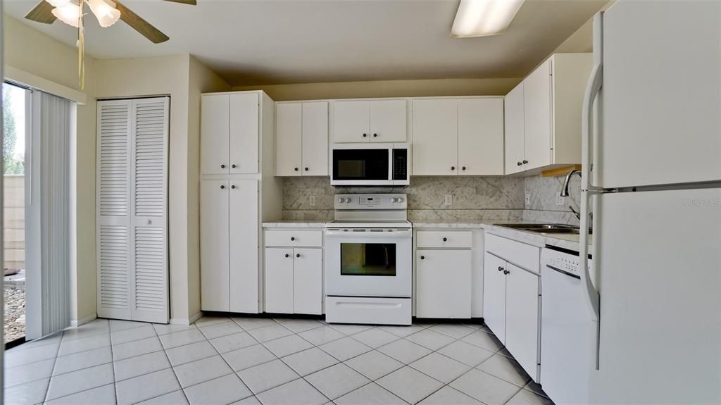 For Sale: $190,000 (2 beds, 2 baths, 1035 Square Feet)