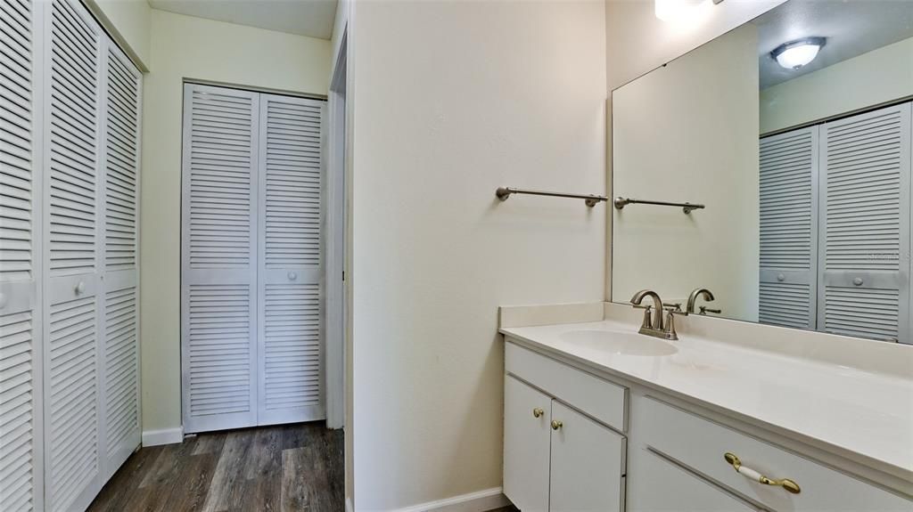 For Sale: $190,000 (2 beds, 2 baths, 1035 Square Feet)
