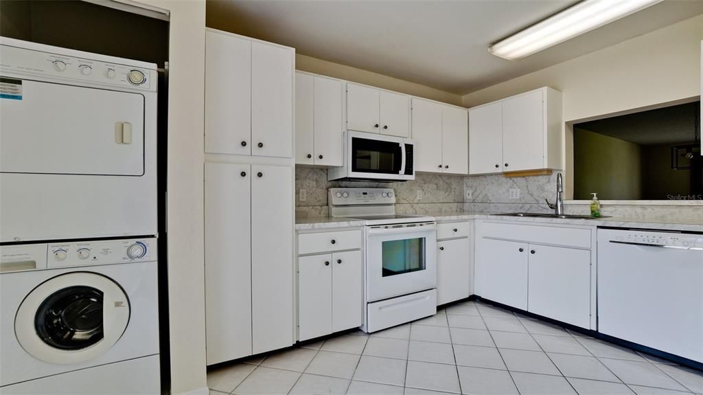 For Sale: $190,000 (2 beds, 2 baths, 1035 Square Feet)