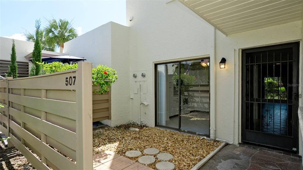 For Sale: $190,000 (2 beds, 2 baths, 1035 Square Feet)