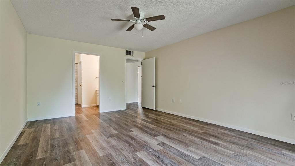For Sale: $190,000 (2 beds, 2 baths, 1035 Square Feet)
