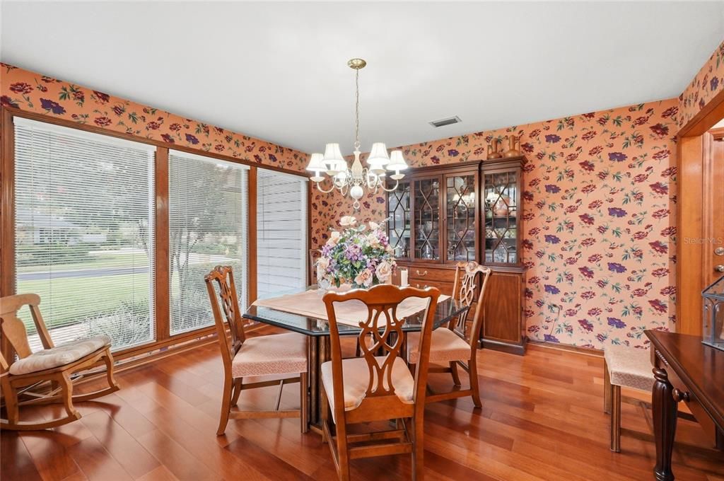 Под контрактом: $599,900 (3 спален, 2 ванн, 2536 Квадратных фут)
