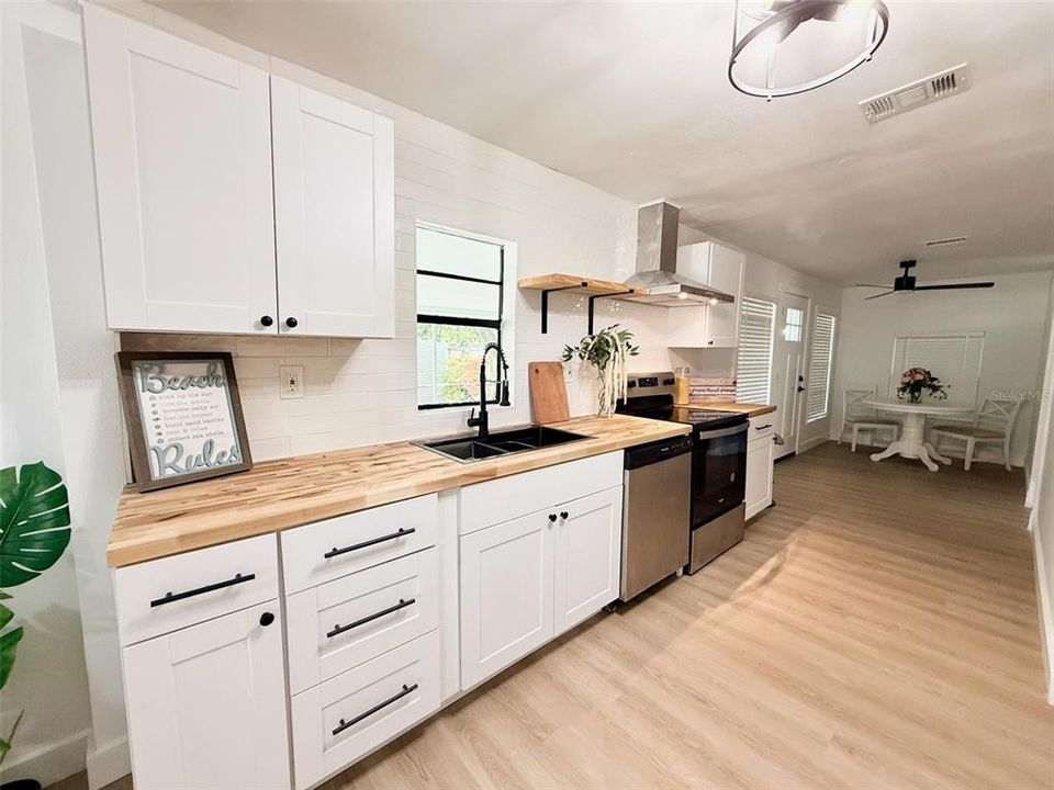 For Sale: $399,990 (3 beds, 2 baths, 1295 Square Feet)