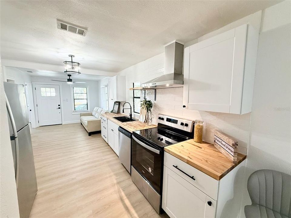 For Sale: $399,990 (3 beds, 2 baths, 1295 Square Feet)