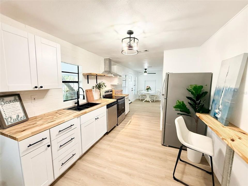 For Sale: $399,990 (3 beds, 2 baths, 1295 Square Feet)