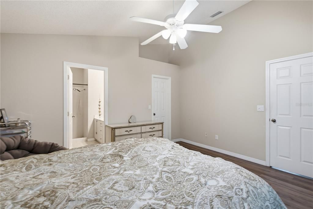 For Sale: $399,000 (2 beds, 2 baths, 1216 Square Feet)