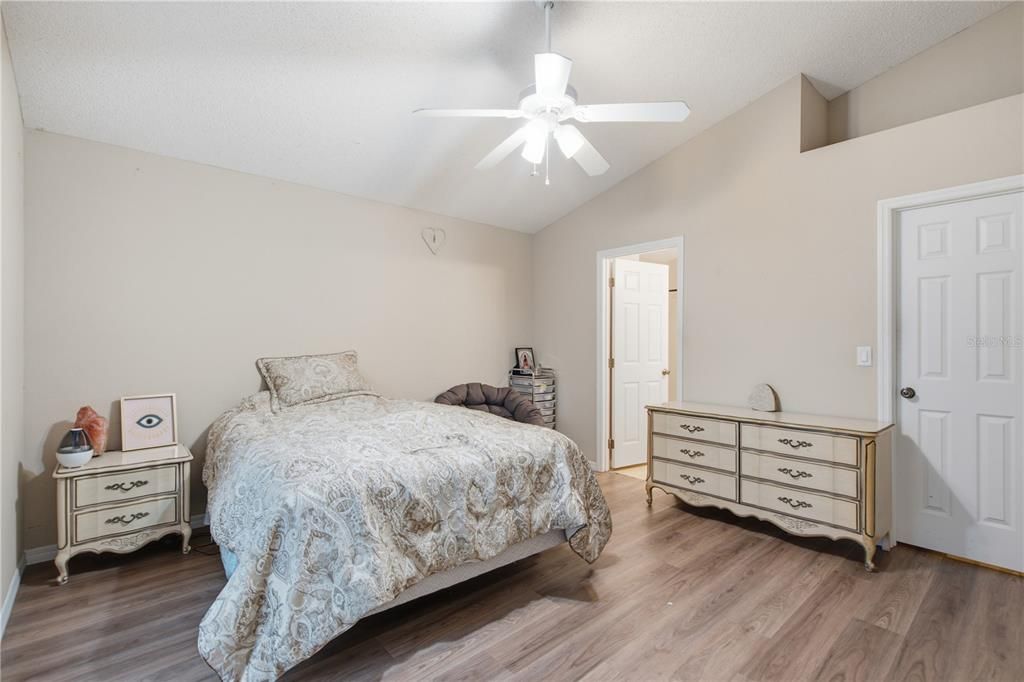 For Sale: $399,000 (2 beds, 2 baths, 1216 Square Feet)
