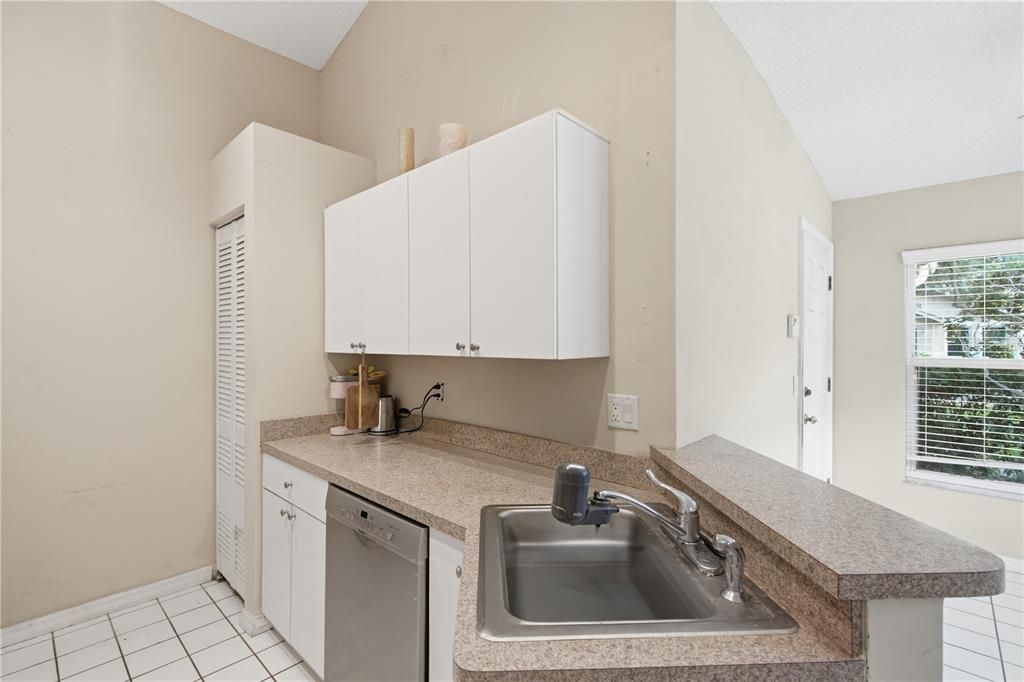 For Sale: $399,000 (2 beds, 2 baths, 1216 Square Feet)