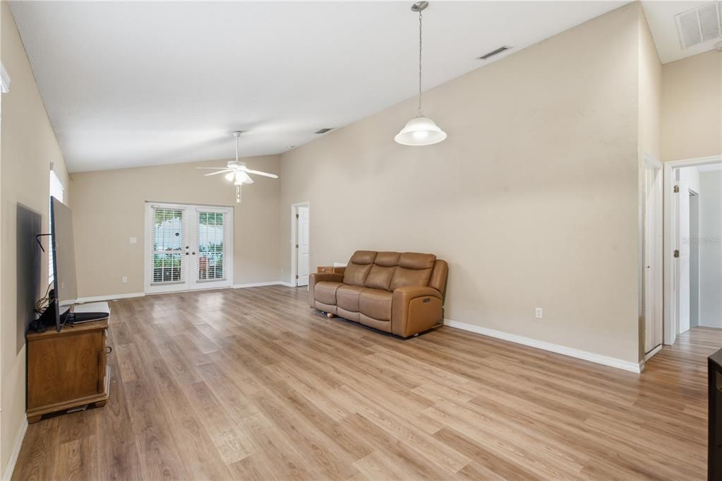 For Sale: $399,000 (2 beds, 2 baths, 1216 Square Feet)