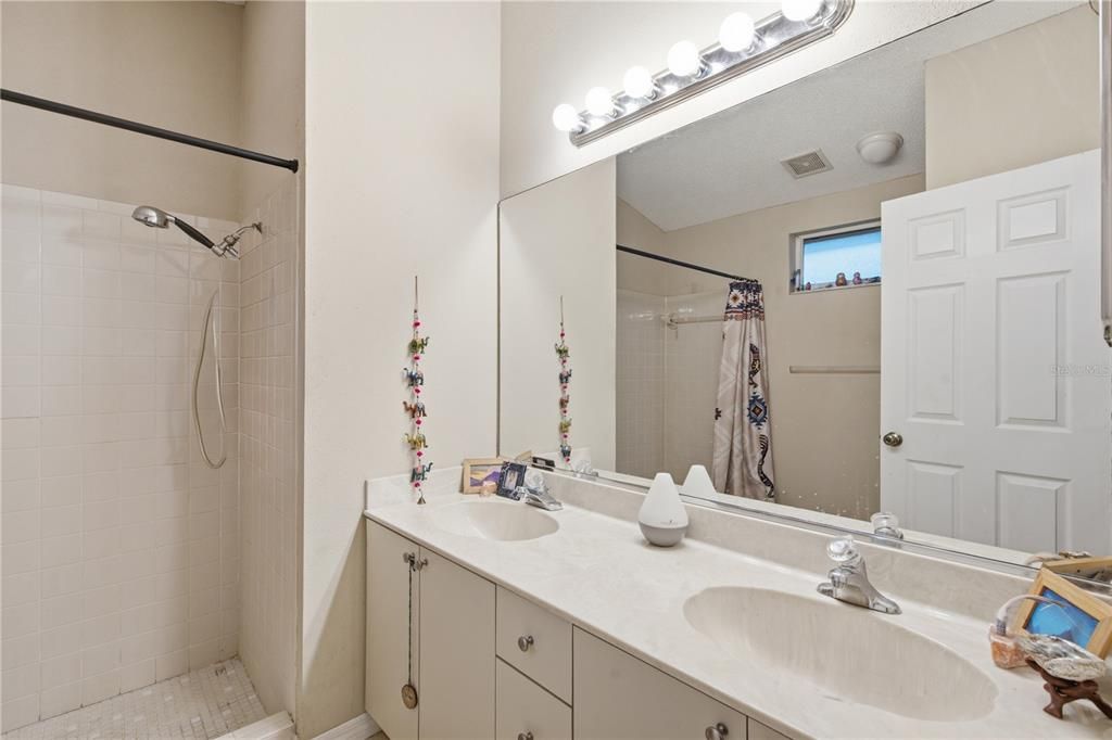 For Sale: $399,000 (2 beds, 2 baths, 1216 Square Feet)