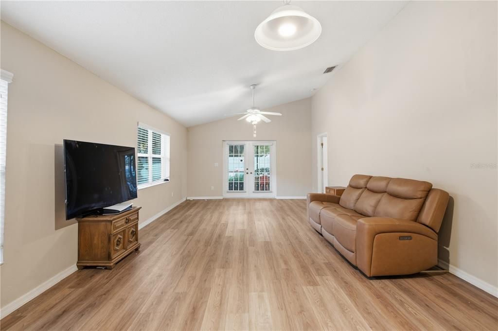 For Sale: $399,000 (2 beds, 2 baths, 1216 Square Feet)