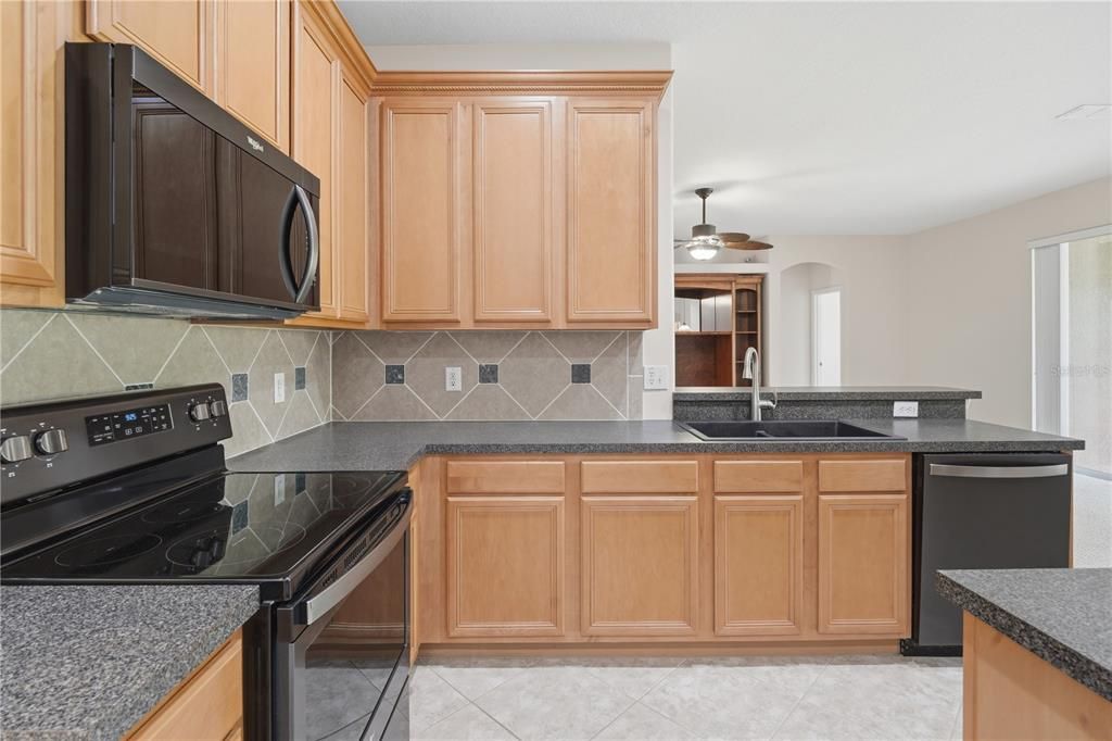 En Venta: $525,000 (4 camas, 3 baños, 2440 Pies cuadrados)