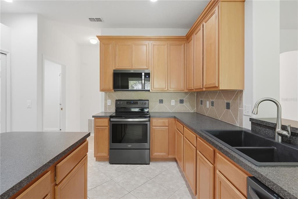 En Venta: $525,000 (4 camas, 3 baños, 2440 Pies cuadrados)