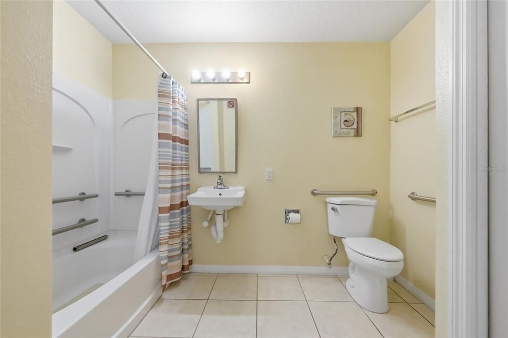 На продажу: $209,990 (3 спален, 2 ванн, 1204 Квадратных фут)