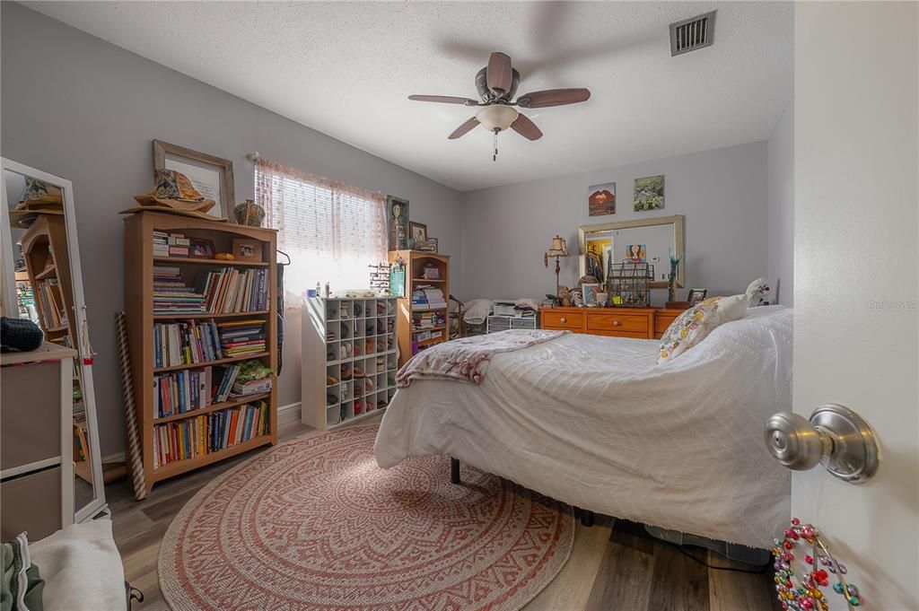 For Rent: $1,700 (1 beds, 1 baths, 827 Square Feet)