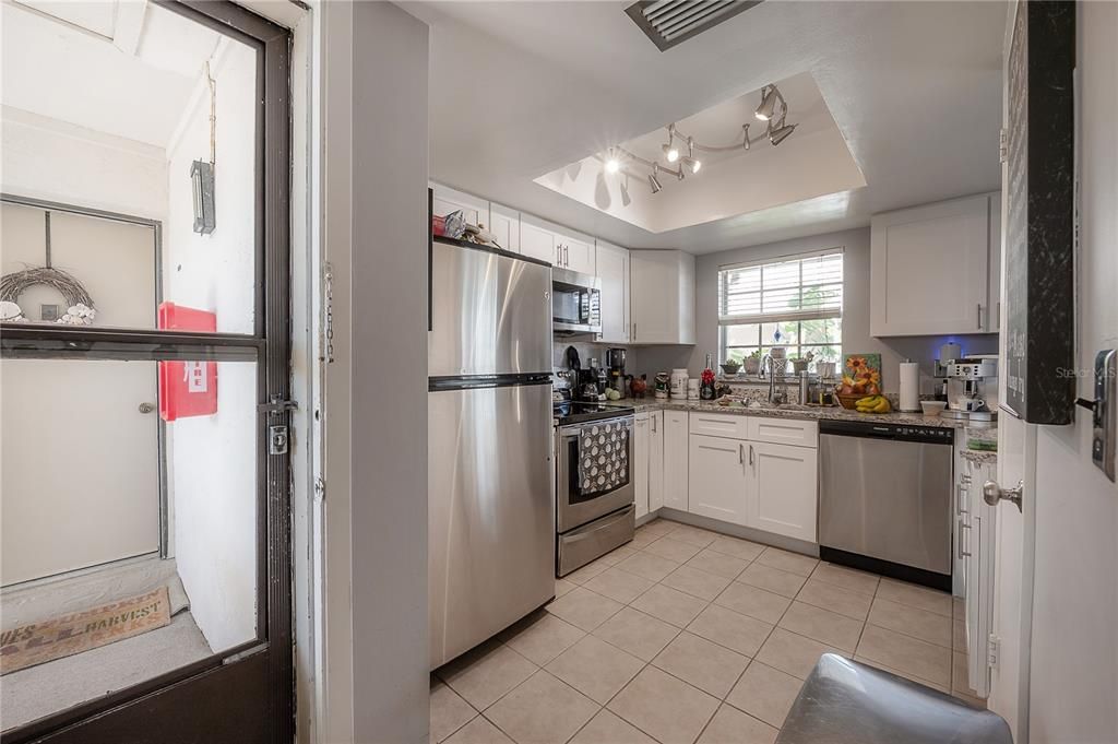 For Rent: $1,700 (1 beds, 1 baths, 827 Square Feet)