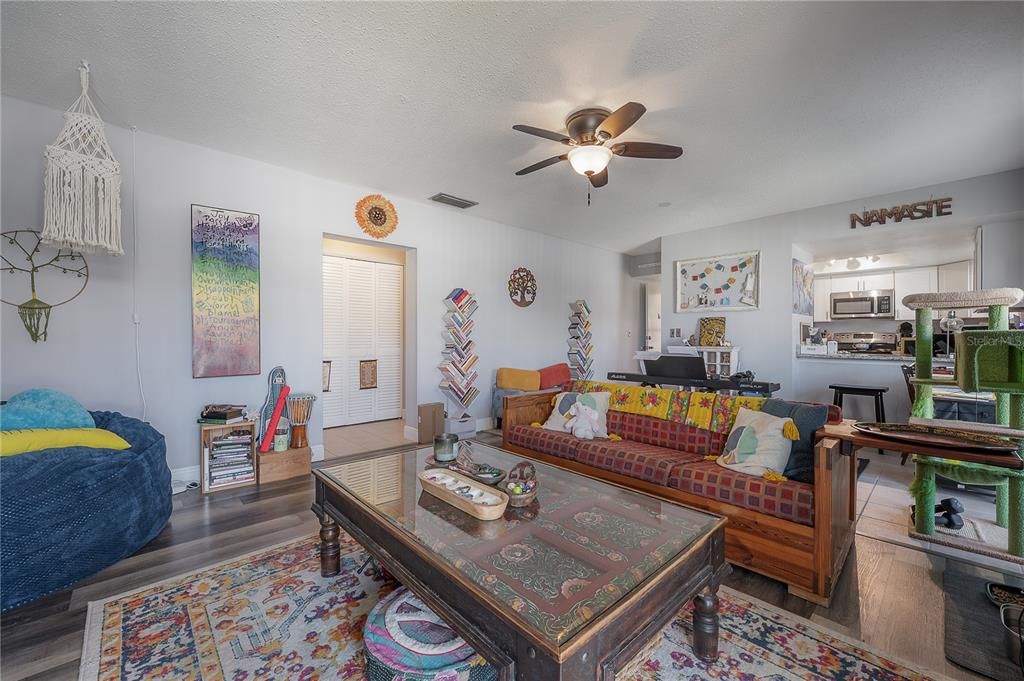 For Rent: $1,700 (1 beds, 1 baths, 827 Square Feet)