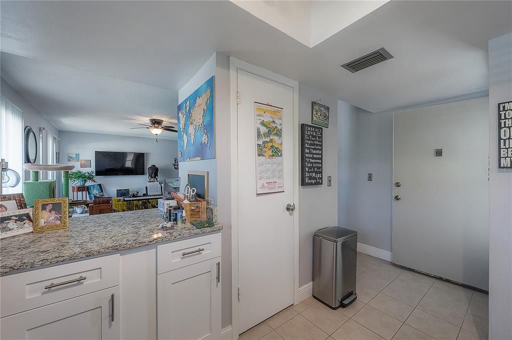 For Rent: $1,700 (1 beds, 1 baths, 827 Square Feet)