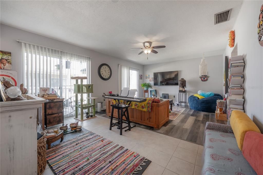 For Rent: $1,700 (1 beds, 1 baths, 827 Square Feet)