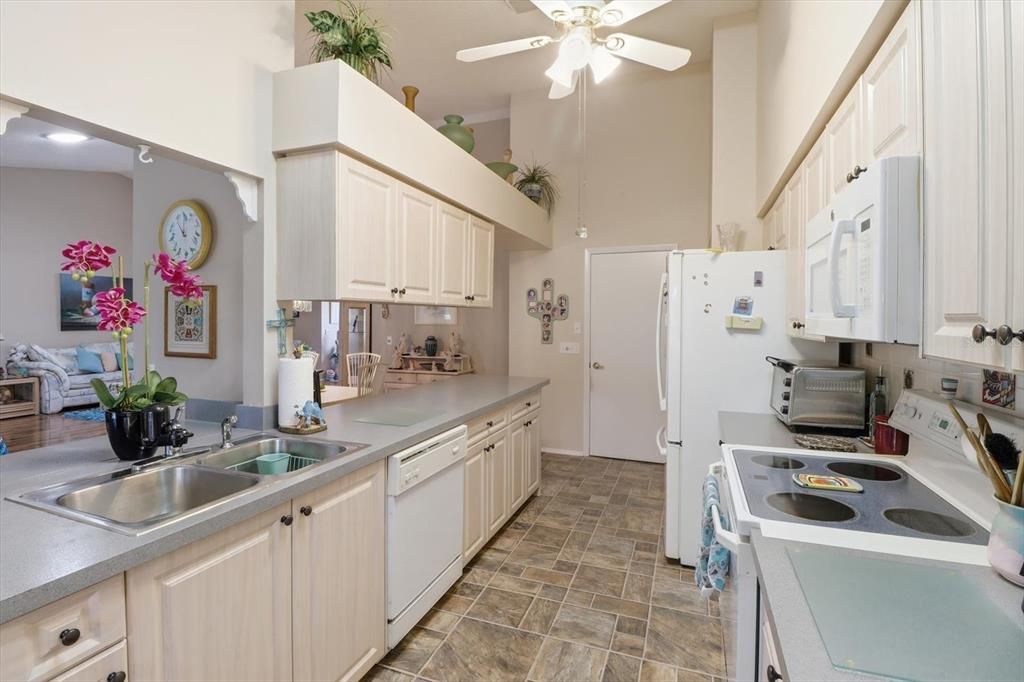 For Sale: $260,000 (2 beds, 2 baths, 1830 Square Feet)