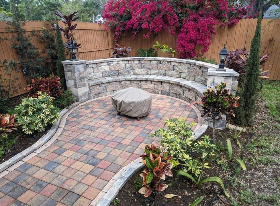 For Rent: $2,400 (1 beds, 1 baths, 725 Square Feet)