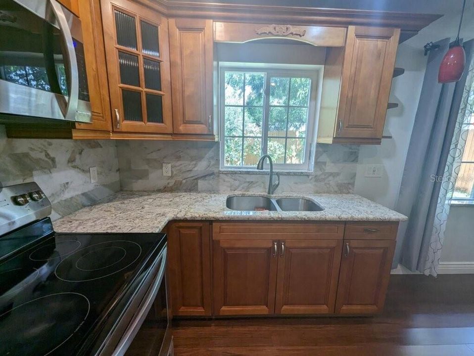 For Rent: $2,400 (1 beds, 1 baths, 725 Square Feet)