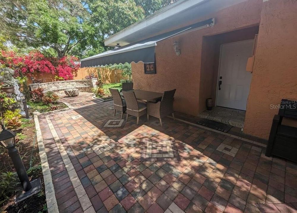 For Rent: $2,400 (1 beds, 1 baths, 725 Square Feet)