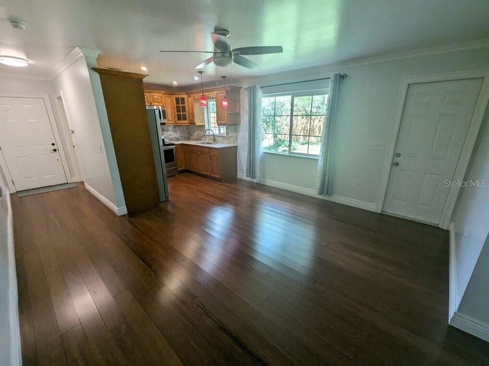 For Rent: $2,400 (1 beds, 1 baths, 725 Square Feet)