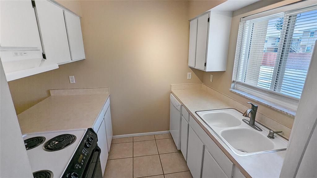 For Rent: $1,425 (2 beds, 1 baths, 885 Square Feet)