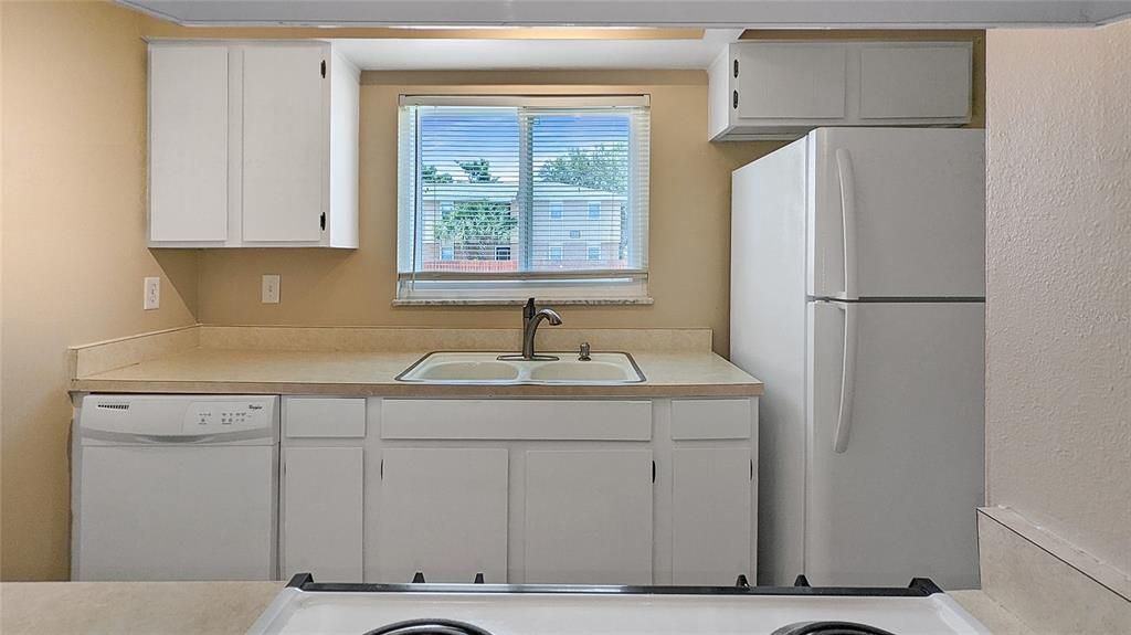 For Rent: $1,425 (2 beds, 1 baths, 885 Square Feet)