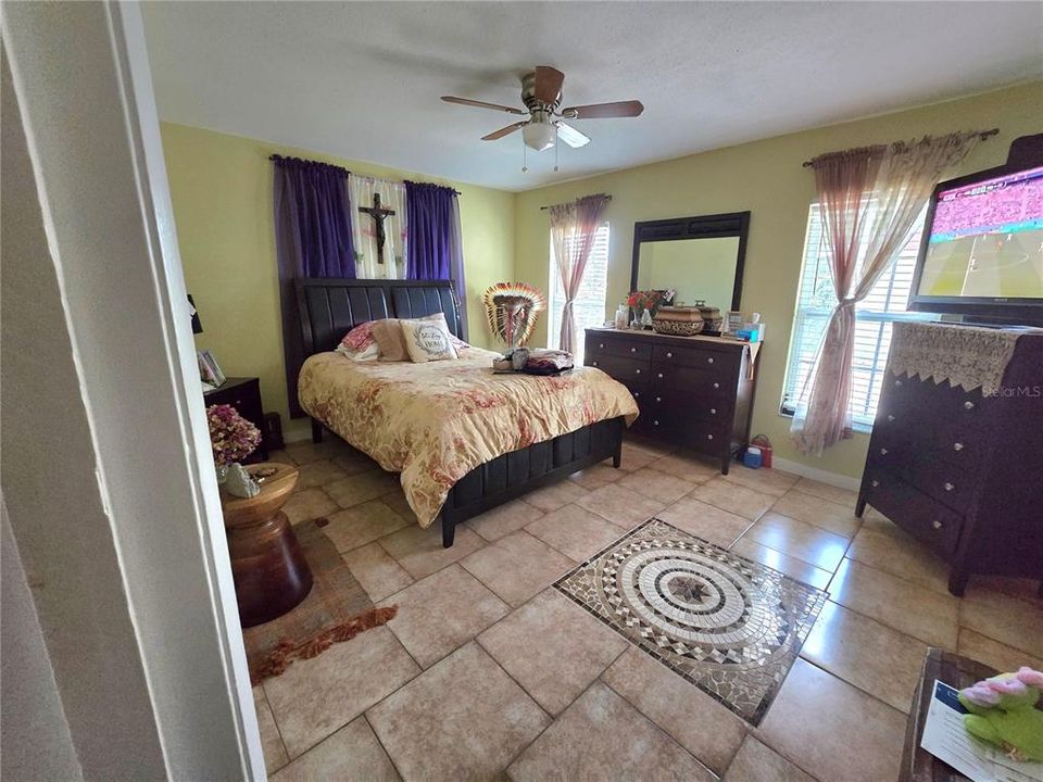 Activo con contrato: $379,000 (3 camas, 2 baños, 1498 Pies cuadrados)