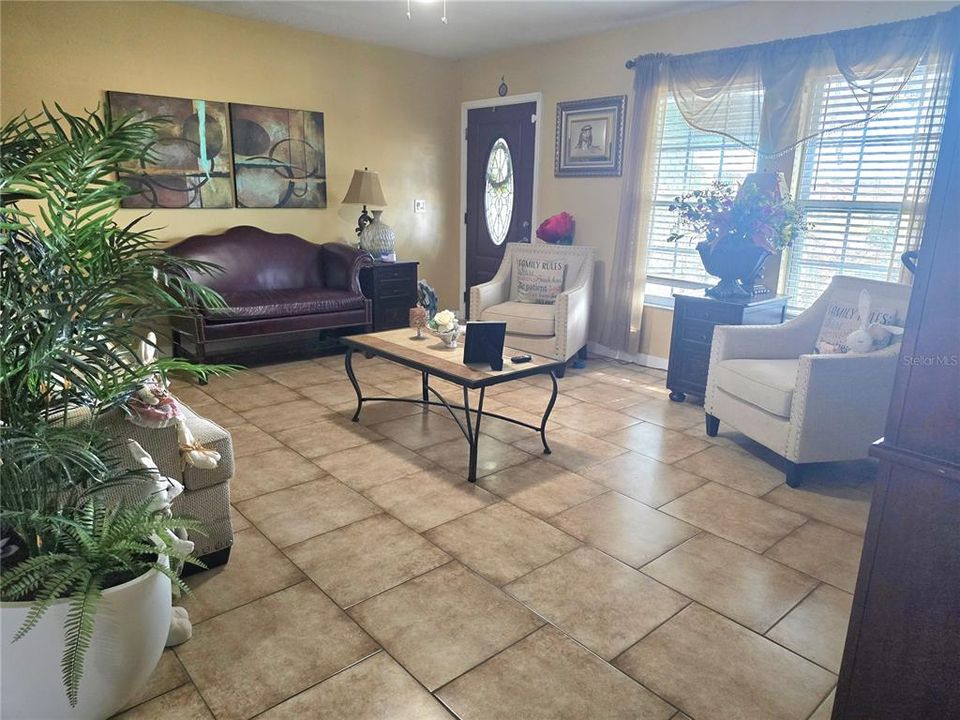 Activo con contrato: $379,000 (3 camas, 2 baños, 1498 Pies cuadrados)