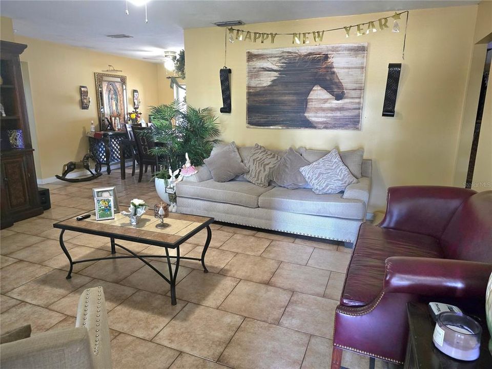 Activo con contrato: $379,000 (3 camas, 2 baños, 1498 Pies cuadrados)