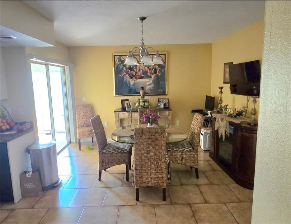 Activo con contrato: $379,000 (3 camas, 2 baños, 1498 Pies cuadrados)