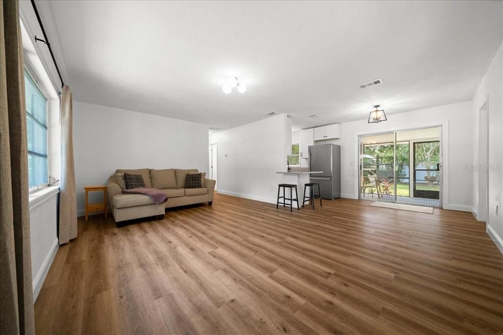 For Sale: $225,000 (2 beds, 1 baths, 962 Square Feet)