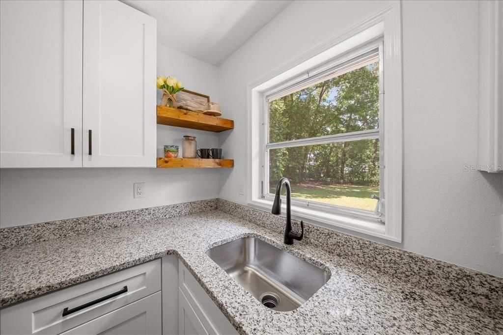 For Sale: $225,000 (2 beds, 1 baths, 962 Square Feet)