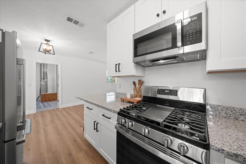 For Sale: $225,000 (2 beds, 1 baths, 962 Square Feet)