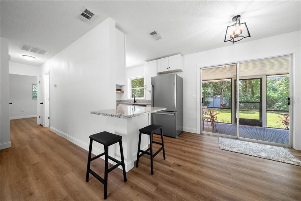 For Sale: $225,000 (2 beds, 1 baths, 962 Square Feet)