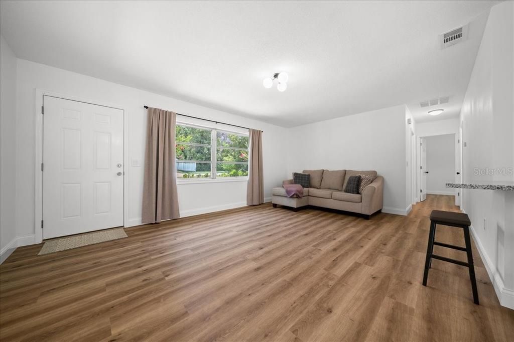 For Sale: $225,000 (2 beds, 1 baths, 962 Square Feet)