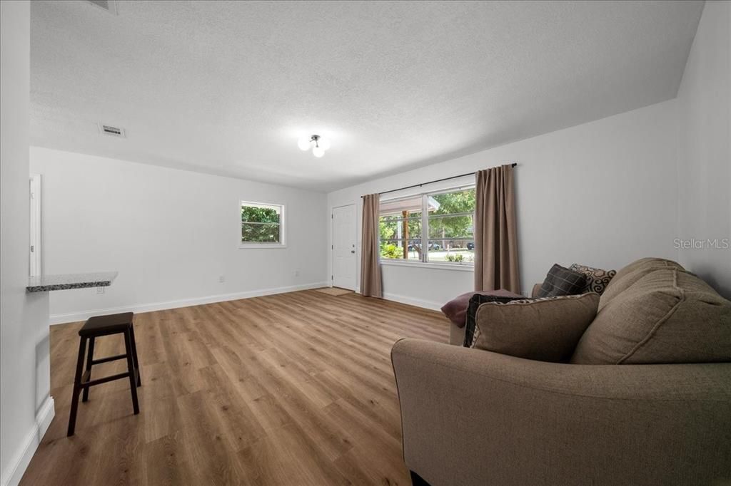 For Sale: $225,000 (2 beds, 1 baths, 962 Square Feet)