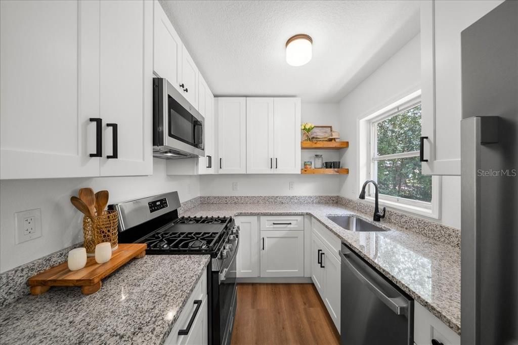 For Sale: $225,000 (2 beds, 1 baths, 962 Square Feet)