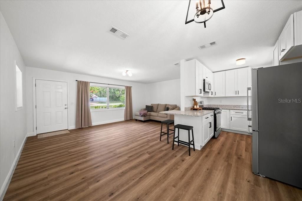 For Sale: $225,000 (2 beds, 1 baths, 962 Square Feet)
