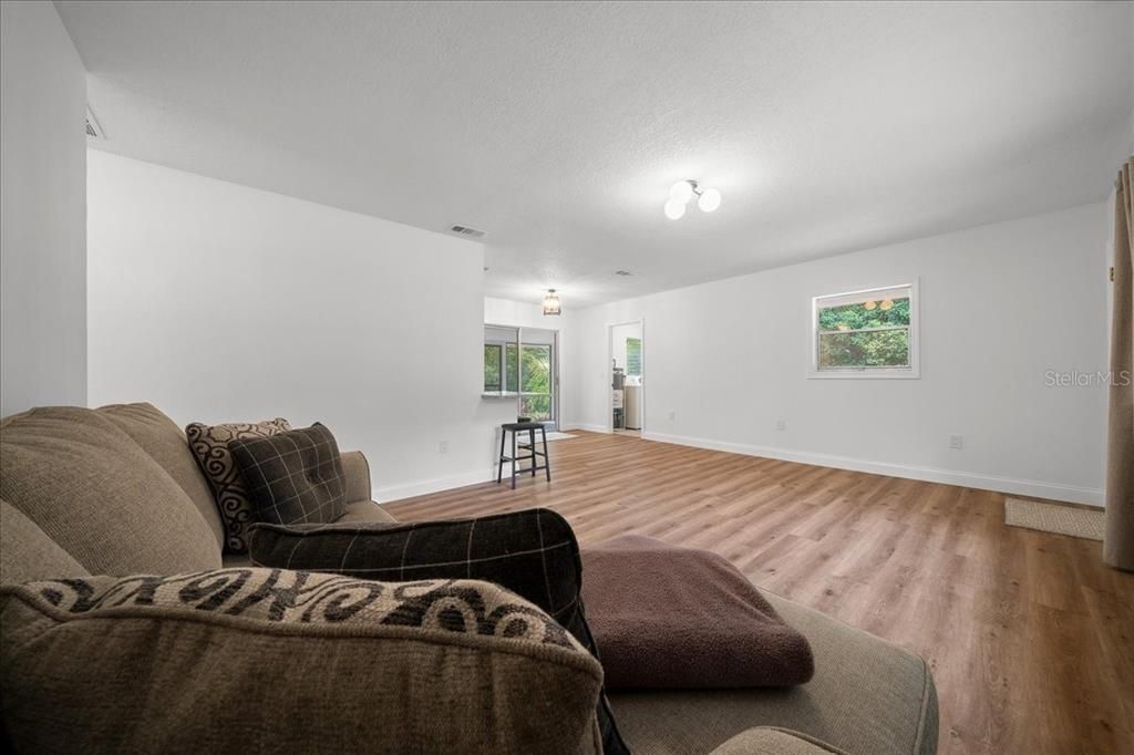 For Sale: $225,000 (2 beds, 1 baths, 962 Square Feet)