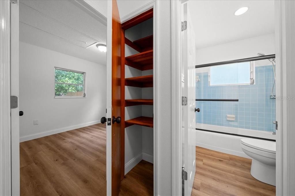 For Sale: $225,000 (2 beds, 1 baths, 962 Square Feet)