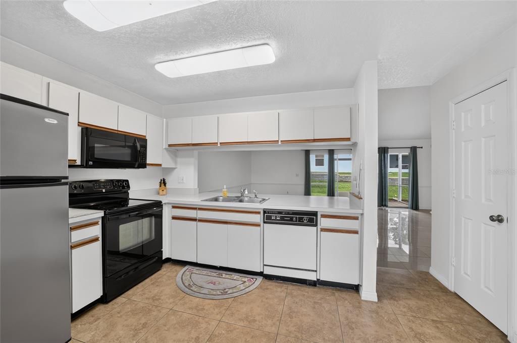 For Sale: $184,900 (2 beds, 2 baths, 1163 Square Feet)