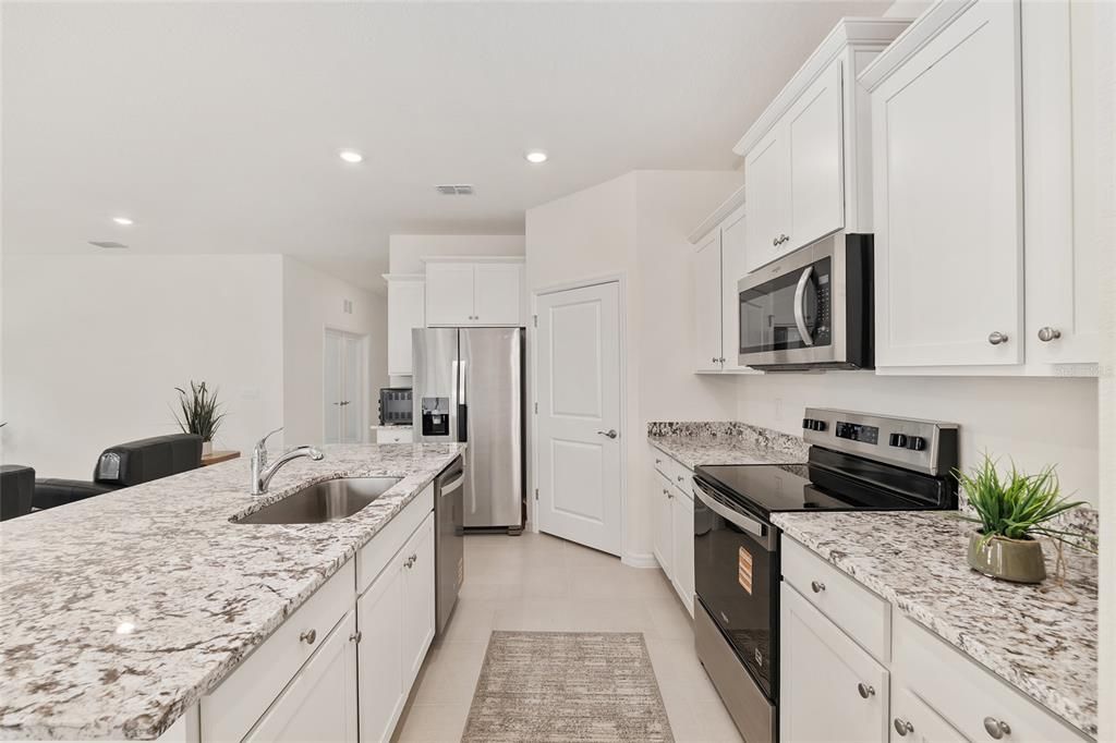 For Sale: $299,900 (2 beds, 2 baths, 1813 Square Feet)