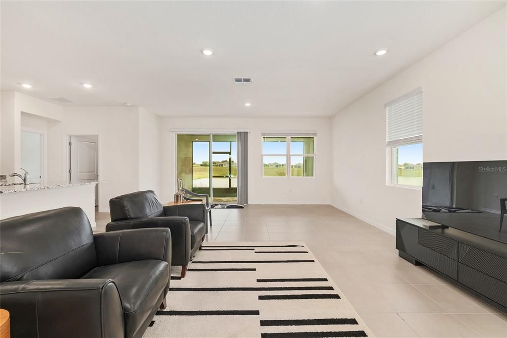 For Sale: $299,900 (2 beds, 2 baths, 1813 Square Feet)