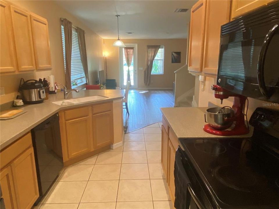 For Rent: $2,100 (3 beds, 2 baths, 1661 Square Feet)