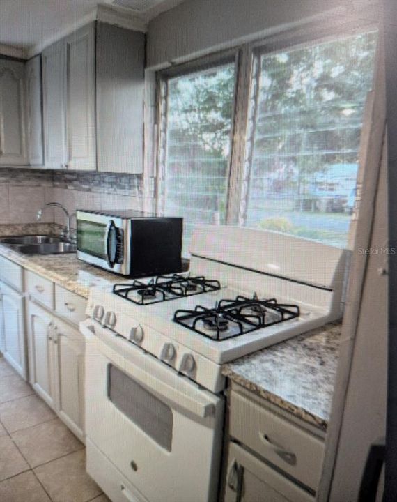 For Rent: $995 (1 beds, 1 baths, 256 Square Feet)