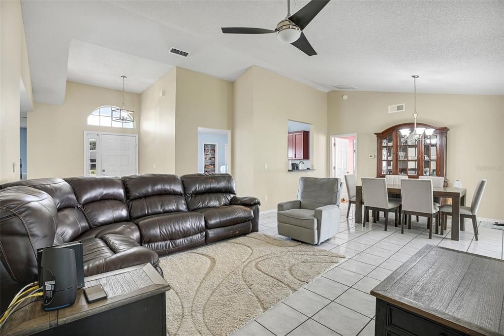 For Sale: $375,000 (3 beds, 2 baths, 1596 Square Feet)